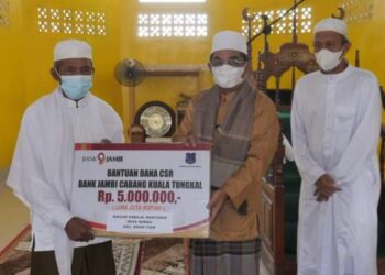 Safari Jumat di Desa Semau, Bupati UAS Serahkan Bantuan CSR untuk Pembangunan Masjid