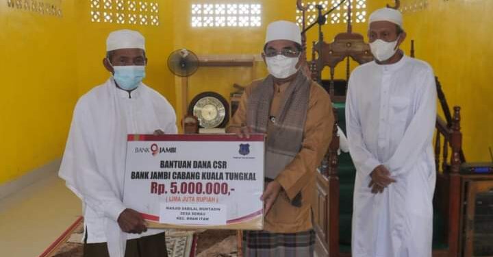 Safari Jumat di Desa Semau, Bupati UAS Serahkan Bantuan CSR untuk Pembangunan Masjid