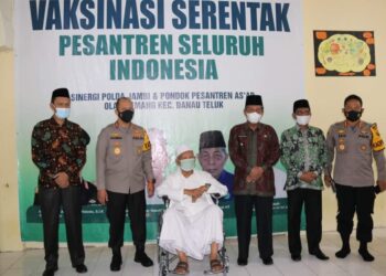 Tinjau Vaksinasi Massal Di Ponpes As’ad, Wakil Gubernur Jambi: Insya Allah vaksin ini aman dan Halal