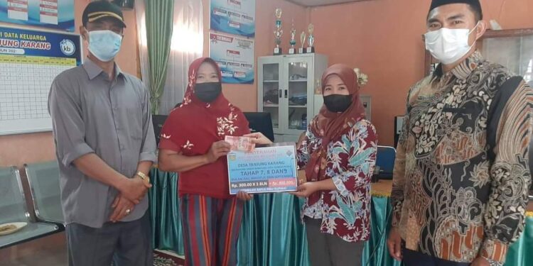 Pemdes Desa Tanjung Karang Tanah Kampung Kembali Salurkan Bantuan Langsung Tunai untuk Warga Terdampak Covid-19