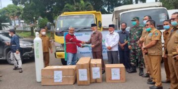 Bupati Adirozal Menerima Bantuan Oksigen Dan Alat Kesehatan dari PT KMH