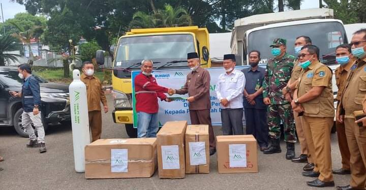 Bupati Adirozal Menerima Bantuan Oksigen Dan Alat Kesehatan dari PT KMH
