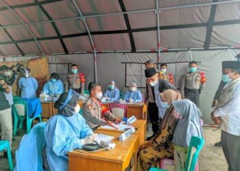 Bupati Adirozal Tinjau Vaksinasi Serentak