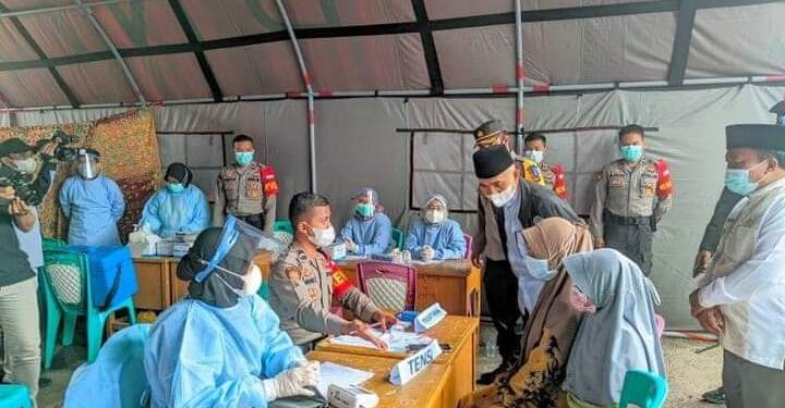 Bupati Adirozal Tinjau Vaksinasi Serentak