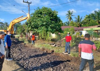 Gubernur Al Haris Tinjau Perbaikan Jalan Pulau Rengas-Muarasiau