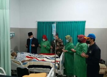 Jenguk Tokoh Muhammadiyah Kerinci-Sungai Penuh, Bupati Adirozal Ajak Masyarakat Doakan untuk Kesembuhan