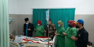 Jenguk Tokoh Muhammadiyah Kerinci-Sungai Penuh, Bupati Adirozal Ajak Masyarakat Doakan untuk Kesembuhan