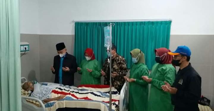 Jenguk Tokoh Muhammadiyah Kerinci-Sungai Penuh, Bupati Adirozal Ajak Masyarakat Doakan untuk Kesembuhan