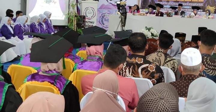 Hadiri Wisuda STITNU Sakinah Dharmasraya, Bupati Adirozal: Teruslah Belajar Dan Tingkatkan Kemampuan Diri