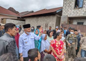 Tinjau Lokasi Kebakaran, Bupati Adirozal Minta Dinas Terkait Bantu Korban Kebakaran