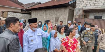 Tinjau Lokasi Kebakaran, Bupati Adirozal Minta Dinas Terkait Bantu Korban Kebakaran
