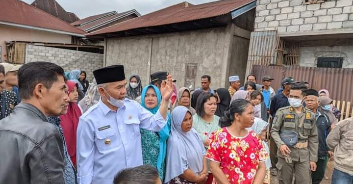 Tinjau Lokasi Kebakaran, Bupati Adirozal Minta Dinas Terkait Bantu Korban Kebakaran