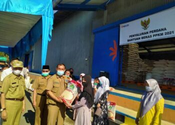 Bupati Kerinci bersama Sekda Serahkan Penyaluran Perdana Bantuan Beras PPKM 2021