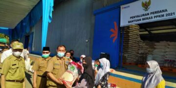 Bupati Kerinci bersama Sekda Serahkan Penyaluran Perdana Bantuan Beras PPKM 2021