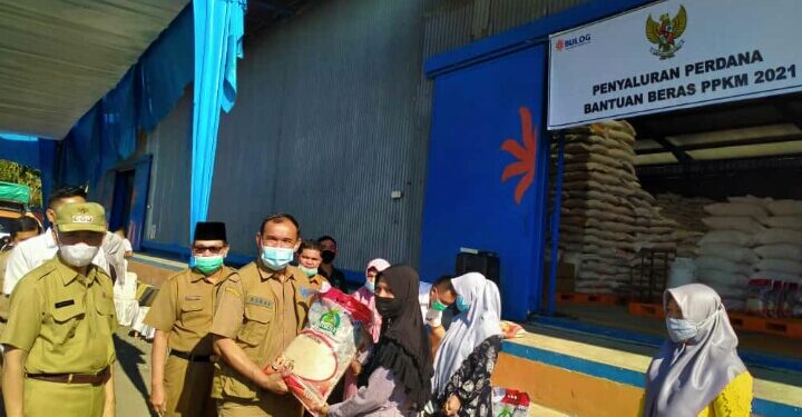 Bupati Kerinci bersama Sekda Serahkan Penyaluran Perdana Bantuan Beras PPKM 2021