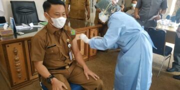 Pj Sekda Alpian Ikuti Vaksinasi Covid-19 Tahap Kedua