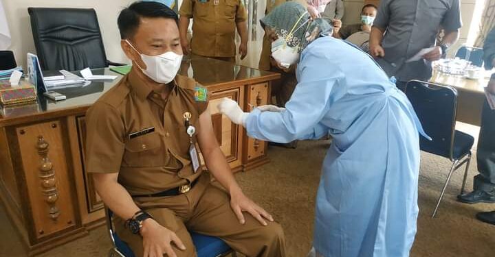 Pj Sekda Alpian Ikuti Vaksinasi Covid-19 Tahap Kedua