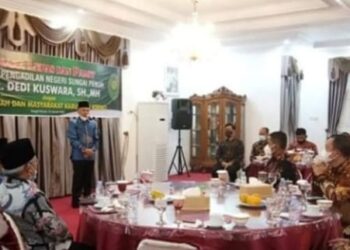 Bupati Kerinci Adirozal Terima Penghargaan Inklusi Keuangan Tingkat Kabupaten dari OJK