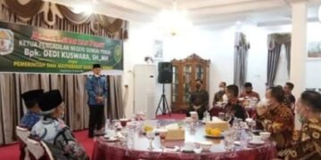 Bupati Kerinci Adirozal Terima Penghargaan Inklusi Keuangan Tingkat Kabupaten dari OJK