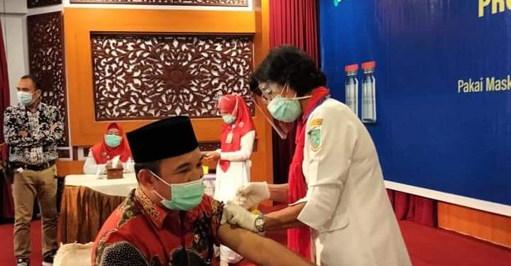 Pj Sekda Kerinci Terima Vaksin Kedua di Rumah Dinas Gubernur Jambi