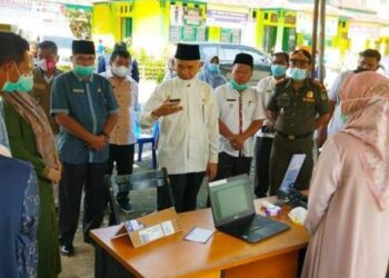Bupati Kerinci Tinjau Pelaksanaan Vaksinasi Tenaga Kesehatan di Puskesmas