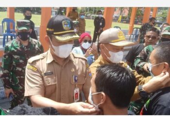 Sekda Kerinci dan Sekda Sungai Penuh berserta Forwami Bagi-bagi Masker Pada Peringatan HPN 2021