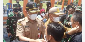 Sekda Kerinci dan Sekda Sungai Penuh berserta Forwami Bagi-bagi Masker Pada Peringatan HPN 2021