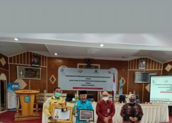 Bupati Kerinci Menerima Sertifikat Penghargaan Dari Ketua Dewan OJK RI