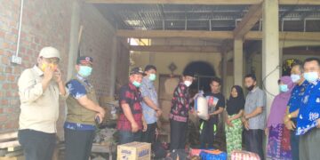 Mewakili Bupati, Sekda Asraf Serahkan Bantuan untuk Korban Kebakaran di Lolo Hilir