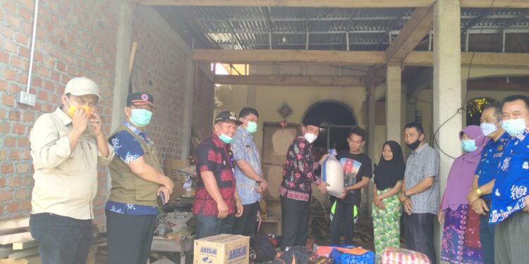 Mewakili Bupati, Sekda Asraf Serahkan Bantuan untuk Korban Kebakaran di Lolo Hilir