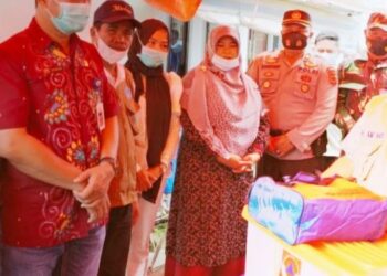 Wakil Bupati Ami Taher Serahkan Bantuan Kebakaran Untuk Warga Desa Tanjung Harapan Cupak Danau Kerinci