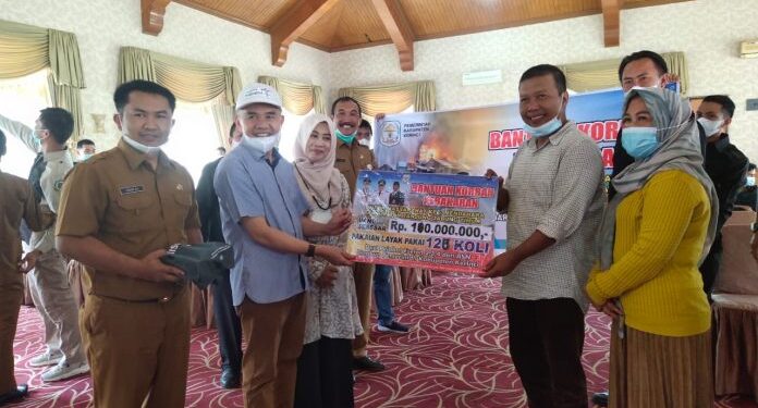 Pemkab Kerinci Serahkan Bantuan Donasi & Pakaian Korban Kebakaran Ke Tanjab Timur