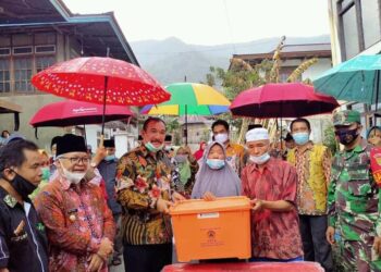 Ami Taher dan Sekda Serahkan Bantuan Kebakaran di Desa Semerap