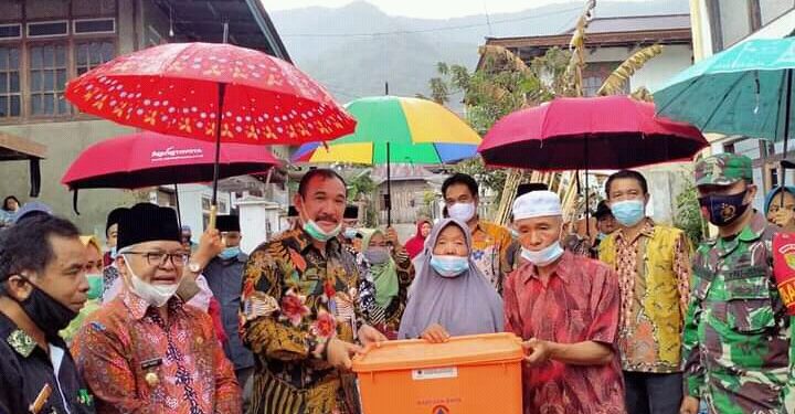 Ami Taher dan Sekda Serahkan Bantuan Kebakaran di Desa Semerap