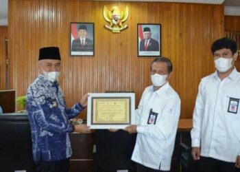 Bupati Kerinci Adirozal terima plakat dari KPPN Sungai Penuh