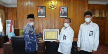 Bupati Kerinci Adirozal terima plakat dari KPPN Sungai Penuh
