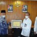 Bupati Kerinci Adirozal terima plakat dari KPPN Sungai Penuh