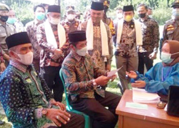 Bupati Kerinci Pantau Vaksinasi Tahap Dua di Desa Sebukar