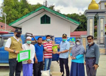 Serahkan Bantuan Kepada Masyarakat Isolasi Covid 19 di Desa Tanjung Mudo Penawar