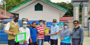 Serahkan Bantuan Kepada Masyarakat Isolasi Covid 19 di Desa Tanjung Mudo Penawar