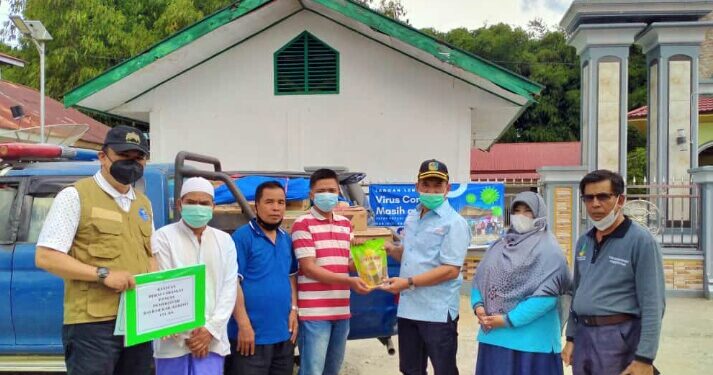 Serahkan Bantuan Kepada Masyarakat Isolasi Covid 19 di Desa Tanjung Mudo Penawar