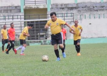 Didampingi Bupati UAS, Gubernur Al Haris Main Sepakbola Di Kuala Tungkal