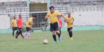 Didampingi Bupati UAS, Gubernur Al Haris Main Sepakbola Di Kuala Tungkal
