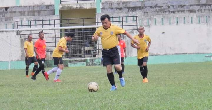 Didampingi Bupati UAS, Gubernur Al Haris Main Sepakbola Di Kuala Tungkal