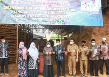 Resmikan Sentra Industri Pengolahan Kelapa Terpadu, Bupati UAS Harap SDM Tanjabbarat Terus Ditingkatkan