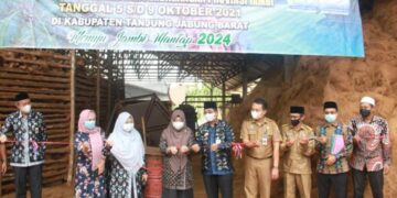 Resmikan Sentra Industri Pengolahan Kelapa Terpadu, Bupati UAS Harap SDM Tanjabbarat Terus Ditingkatkan
