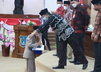 Bupati UAS Serahkan Penghargaan Secara Simbolis Kepada Pemenang MTQ