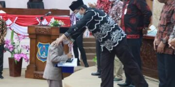 Bupati UAS Serahkan Penghargaan Secara Simbolis Kepada Pemenang MTQ