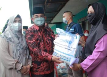 Bupati UAS Berikan Bantuan untuk Korban Kebakaran