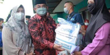 Bupati UAS Berikan Bantuan untuk Korban Kebakaran